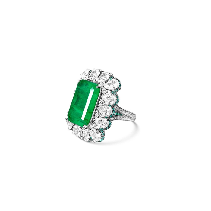 Classy statement ring with emerald birthstone 4